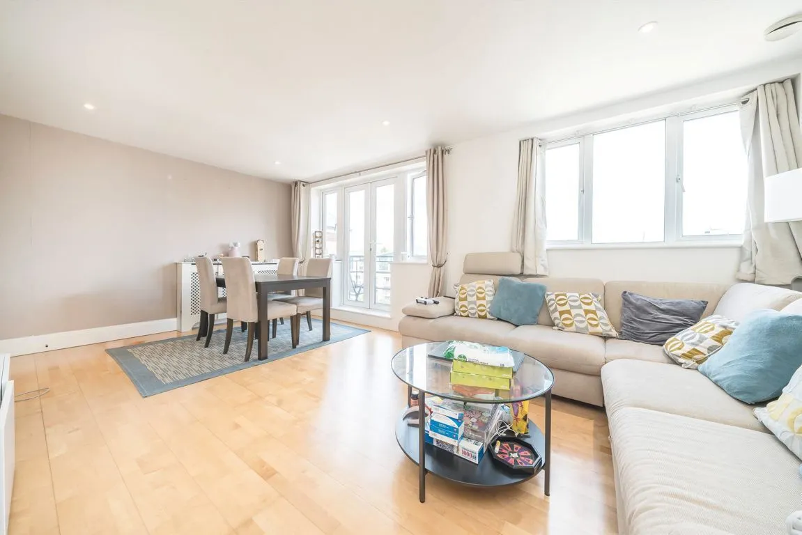High Street, TW8, photo 2