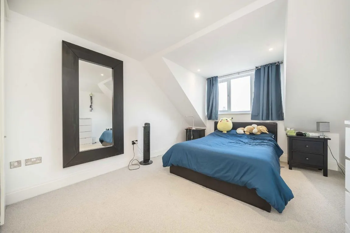 High Street, TW8, photo 4