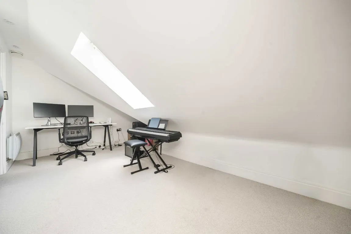 High Street, TW8, photo 6