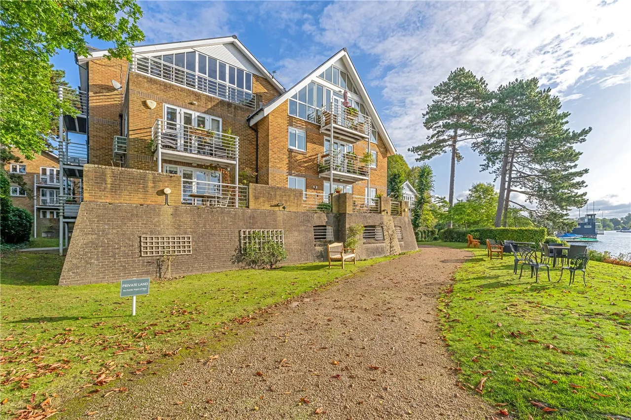2 bed flat for sale — Thames Close, Hampton, TW12 2ET