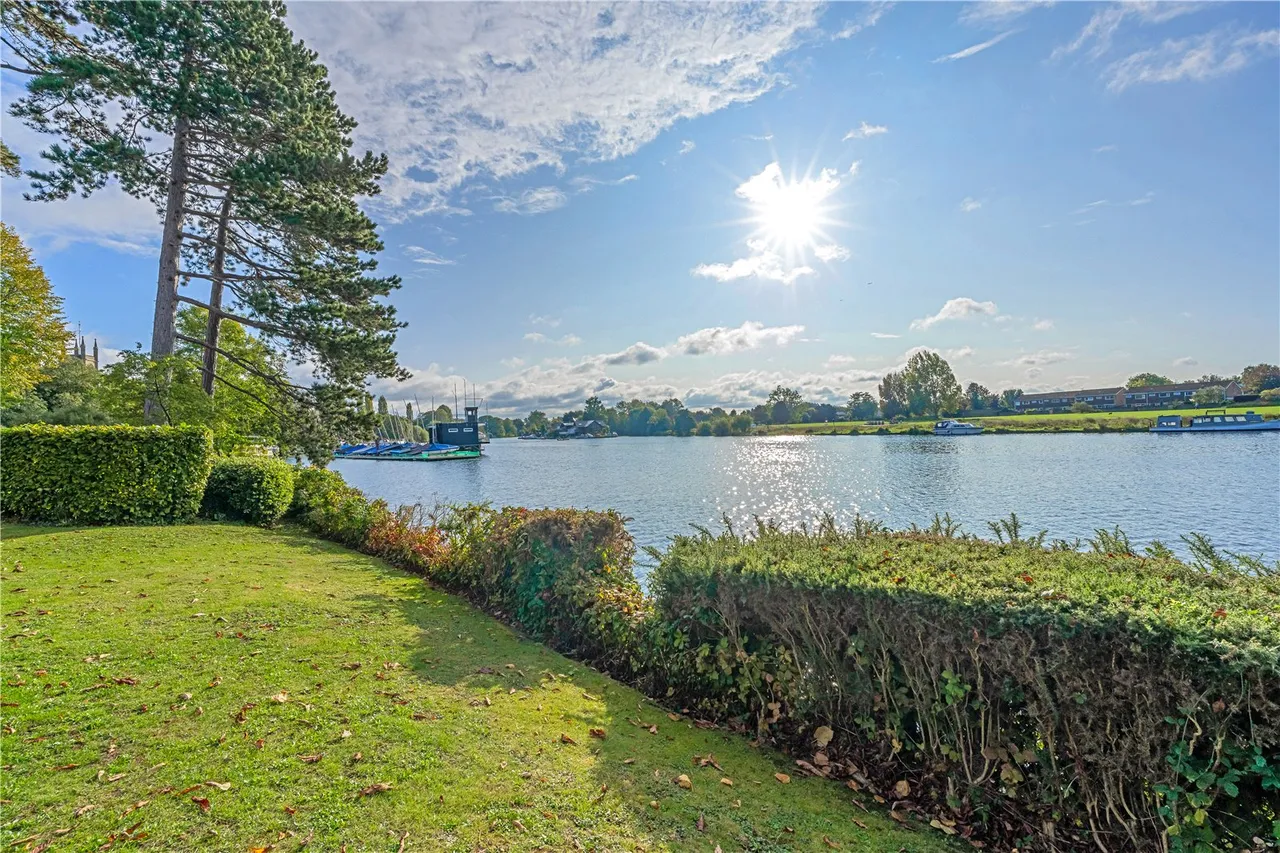 Thames Close, Hampton, TW12 2ET, photo 2
