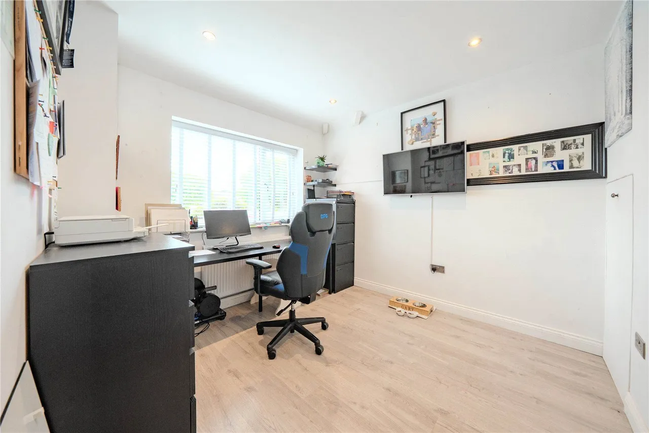 North Mead, Bramhope, LS16, photo 7