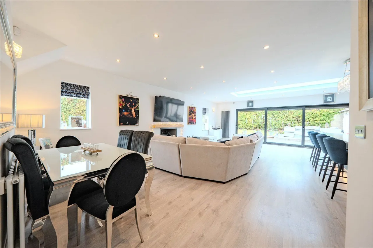 North Mead, Bramhope, LS16, photo 3