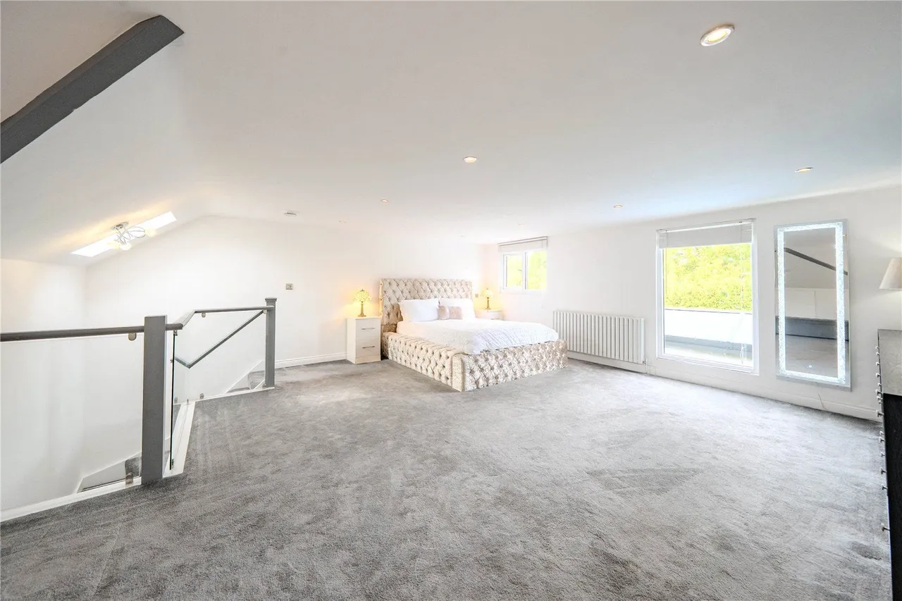 North Mead, Bramhope, LS16, photo 4