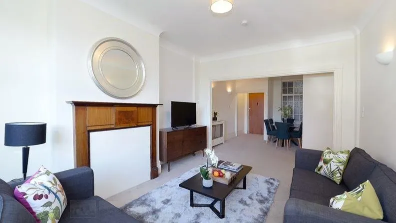 5 bed flat to rent — Park Road, London