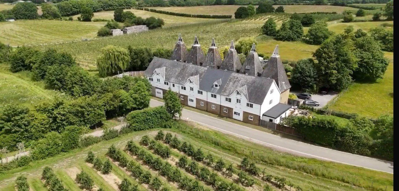 4 bed property for sale — Denstead Oast, Denstead Lane, Chartham Hatch, Kent, CT4 7SH