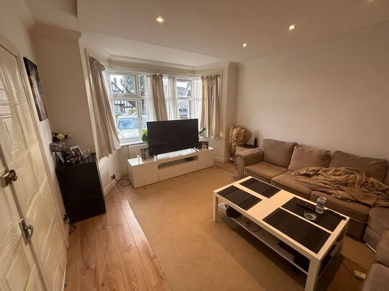Kings Drive, Edgware HA8 8EE, photo 4