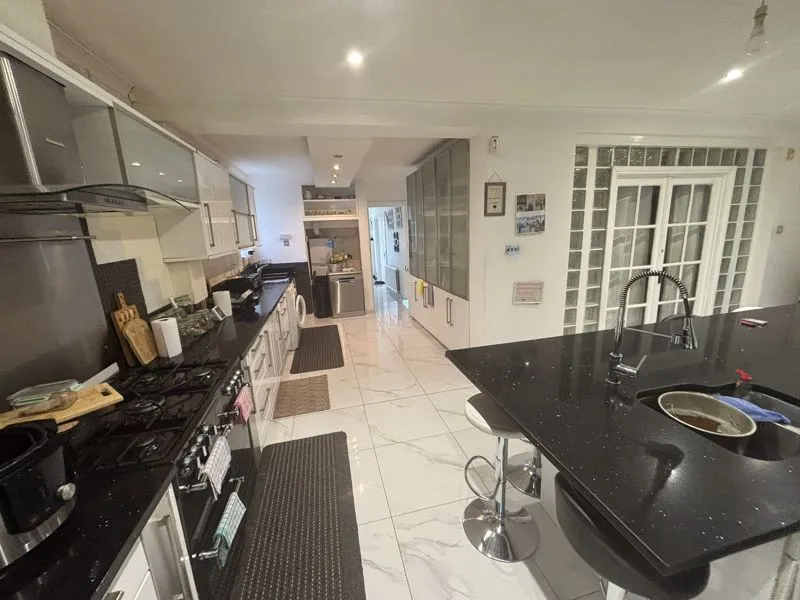 Kings Drive, Edgware HA8 8EE, photo 3