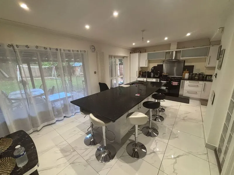 Kings Drive, Edgware HA8 8EE, photo 2