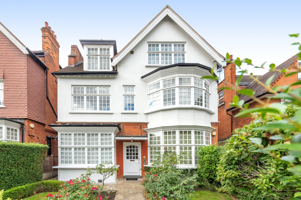 2 bed flat for sale — Flat 6, 15 Bracknell Gardens, London