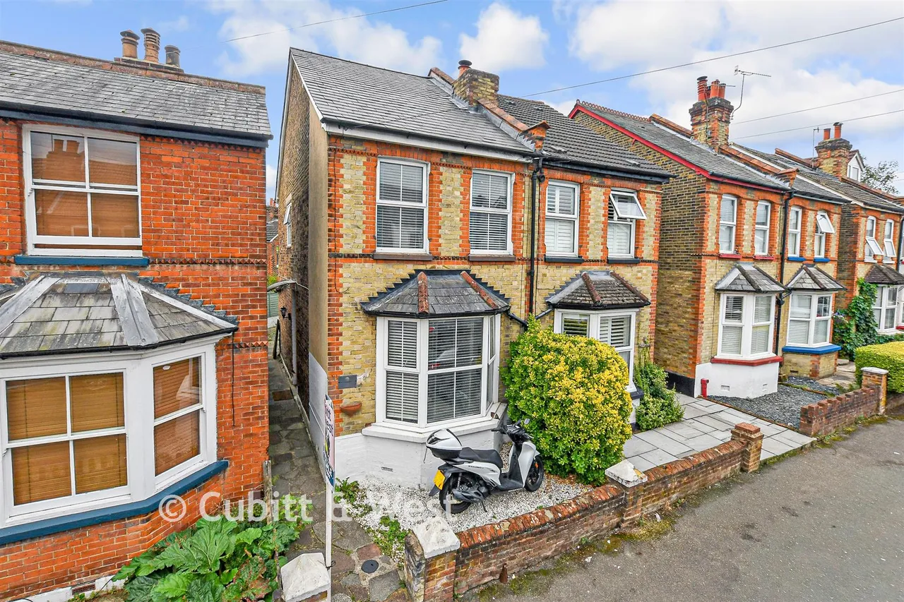 2 bed house for sale, Gordon Road, Redhill, RH1