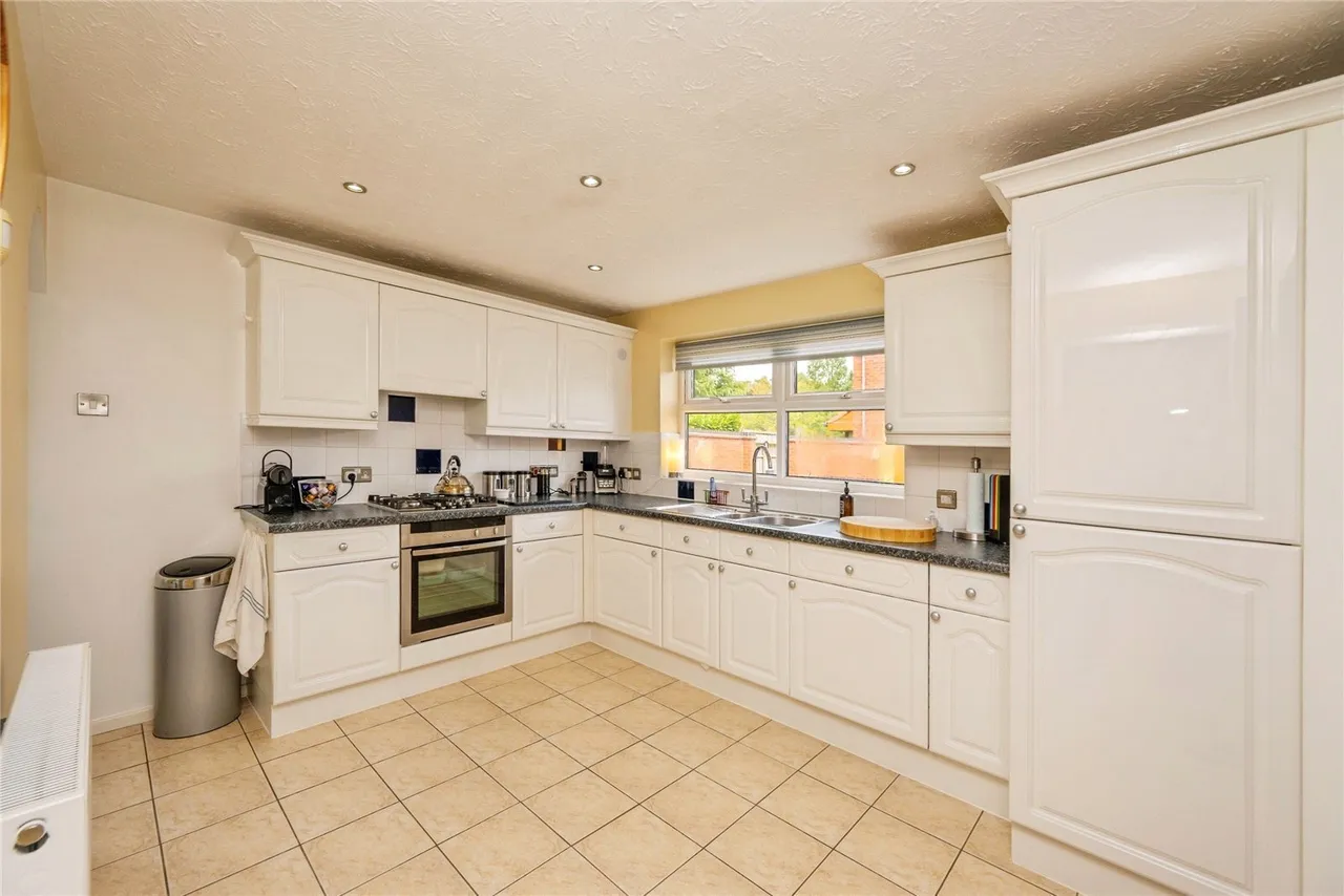 Reedmace, Tamworth, Staffordshire, B77, photo 4