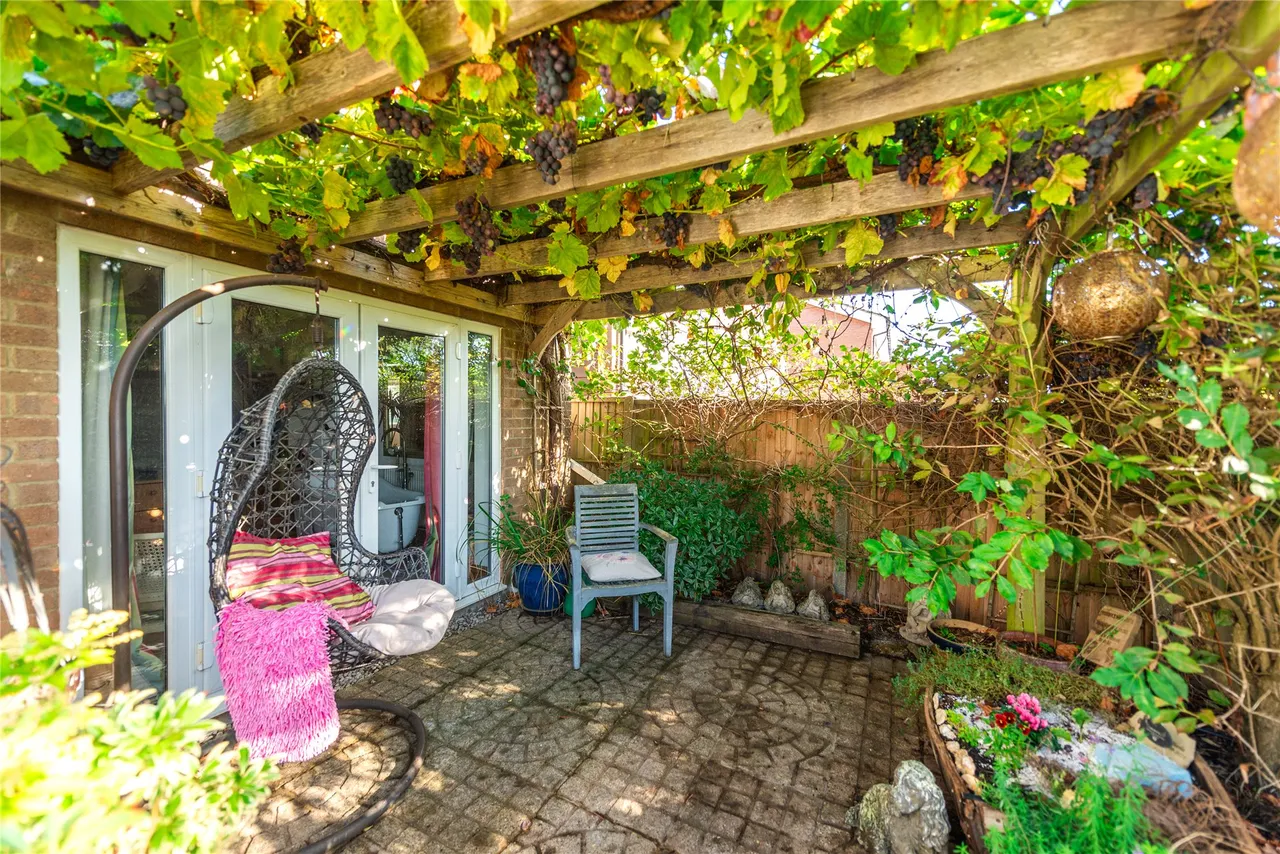 Avenue Road, Rushden, NN10, photo 16