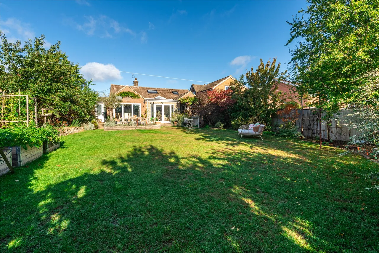 Avenue Road, Rushden, NN10, photo 2