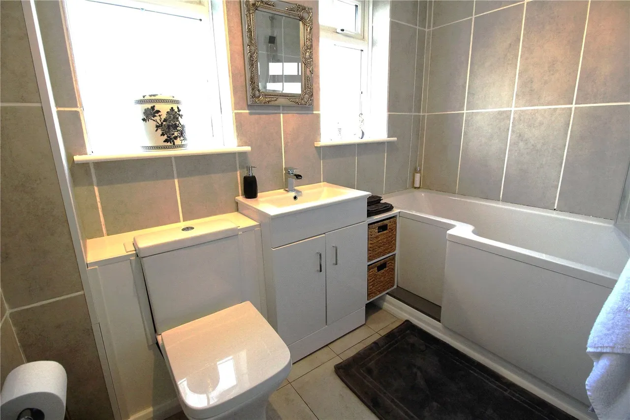 Pennine Way, Farnborough, GU14 9HW, photo 5