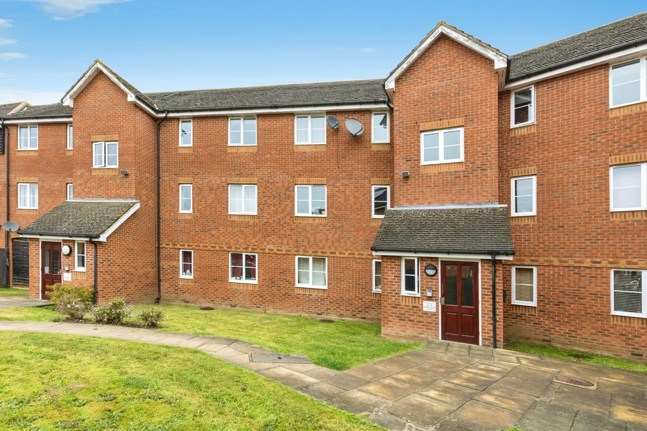 2 bed flat to rent, Richard Hillary Close, TN24