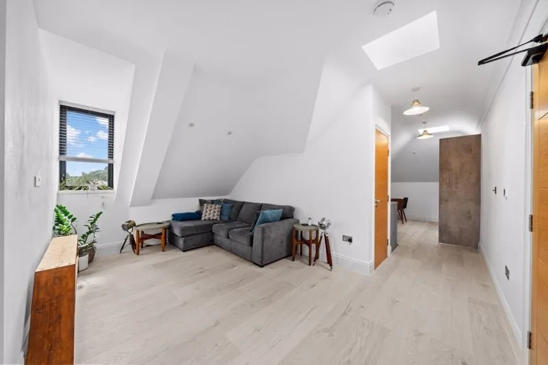 135 Cheam Common Road, Worcester Park KT4 8SY, photo 2