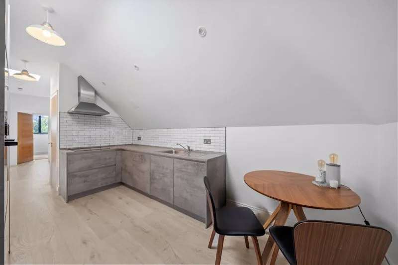 135 Cheam Common Road, Worcester Park KT4 8SY, photo 4