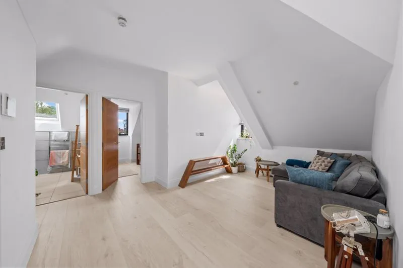 135 Cheam Common Road, Worcester Park KT4 8SY, photo 3