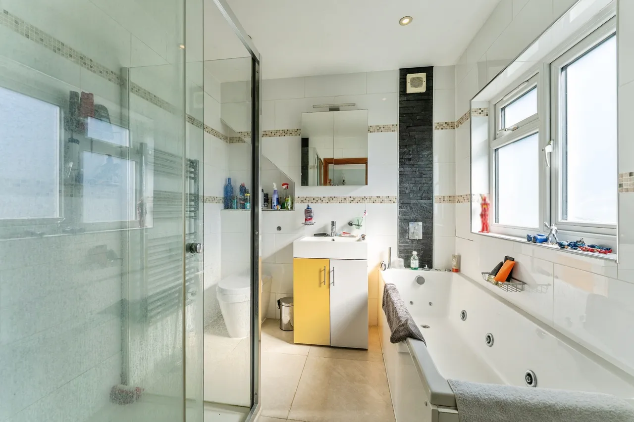 Brookfield Avenue, London, NW7, photo 18