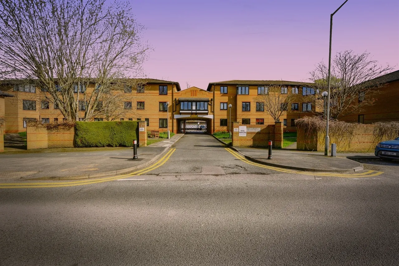 2 bed flat for sale — Lake View, Railway Terrace, KINGS LANGLEY