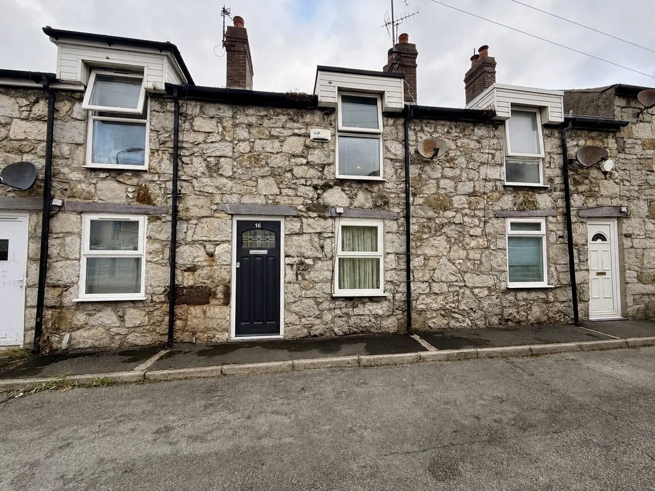 2 bed house for sale, Water Street, Bangor, LL57