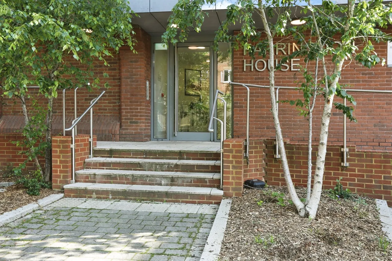 1 bed flat for sale — Wood Street, East Grinstead
