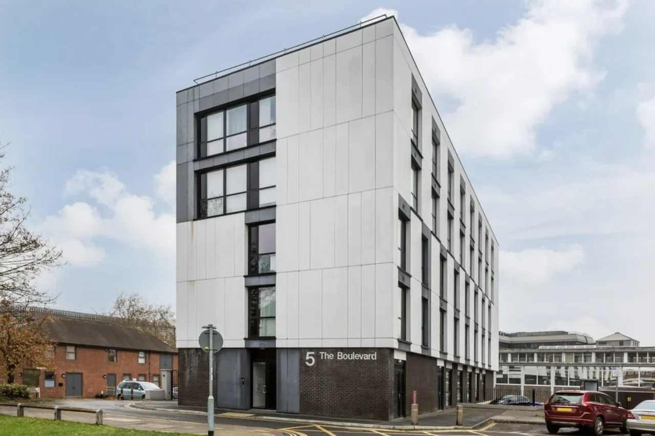 2 bed flat for sale, The Boulevard, Crawley, RH10