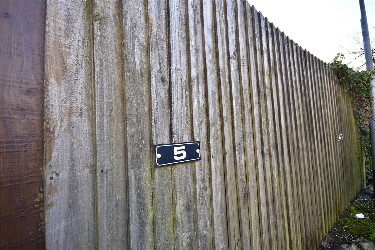 Baldwins Close, Royton, OL2, photo 18