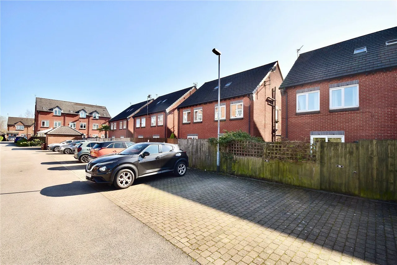 Baldwins Close, Royton, OL2, photo 17