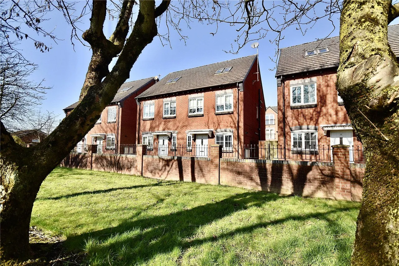Baldwins Close, Royton, OL2, photo 2