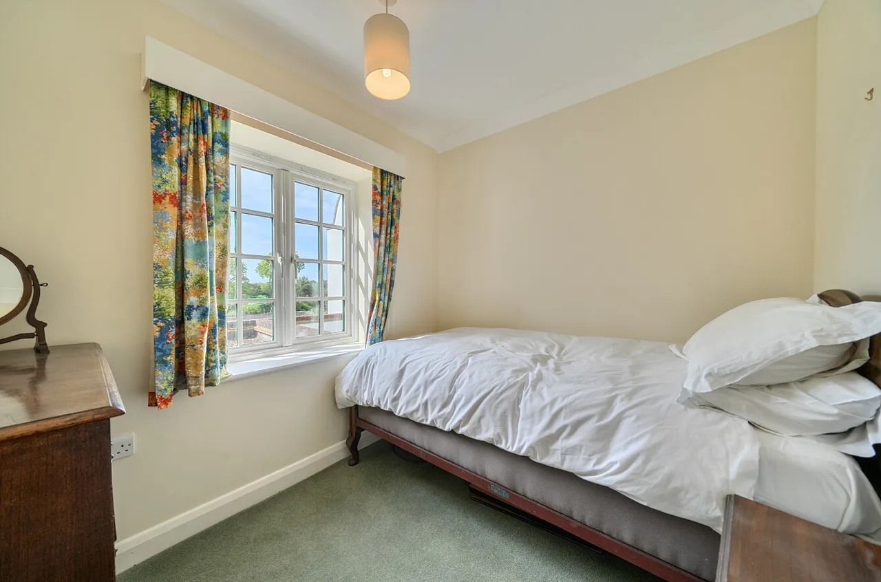 New England Hill, West End, Woking, Surrey, GU24 9PY, photo 8