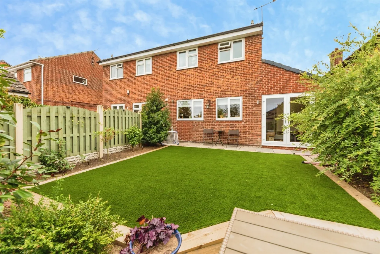 Chapelfield Crescent, Thorpe Hesley, ROTHERHAM, photo 4