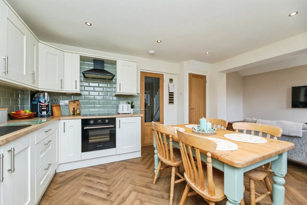 Chapelfield Crescent, Thorpe Hesley, ROTHERHAM, photo 2