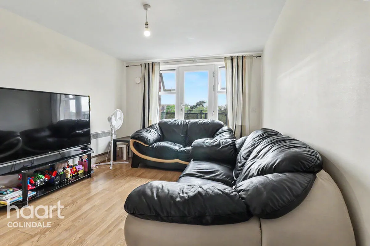 Peaberry Court, Greyhound Hill, NW4, photo 2