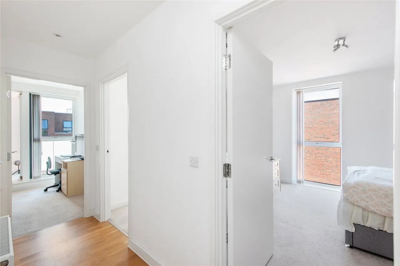 Bathurst Square, London, N15, photo 13