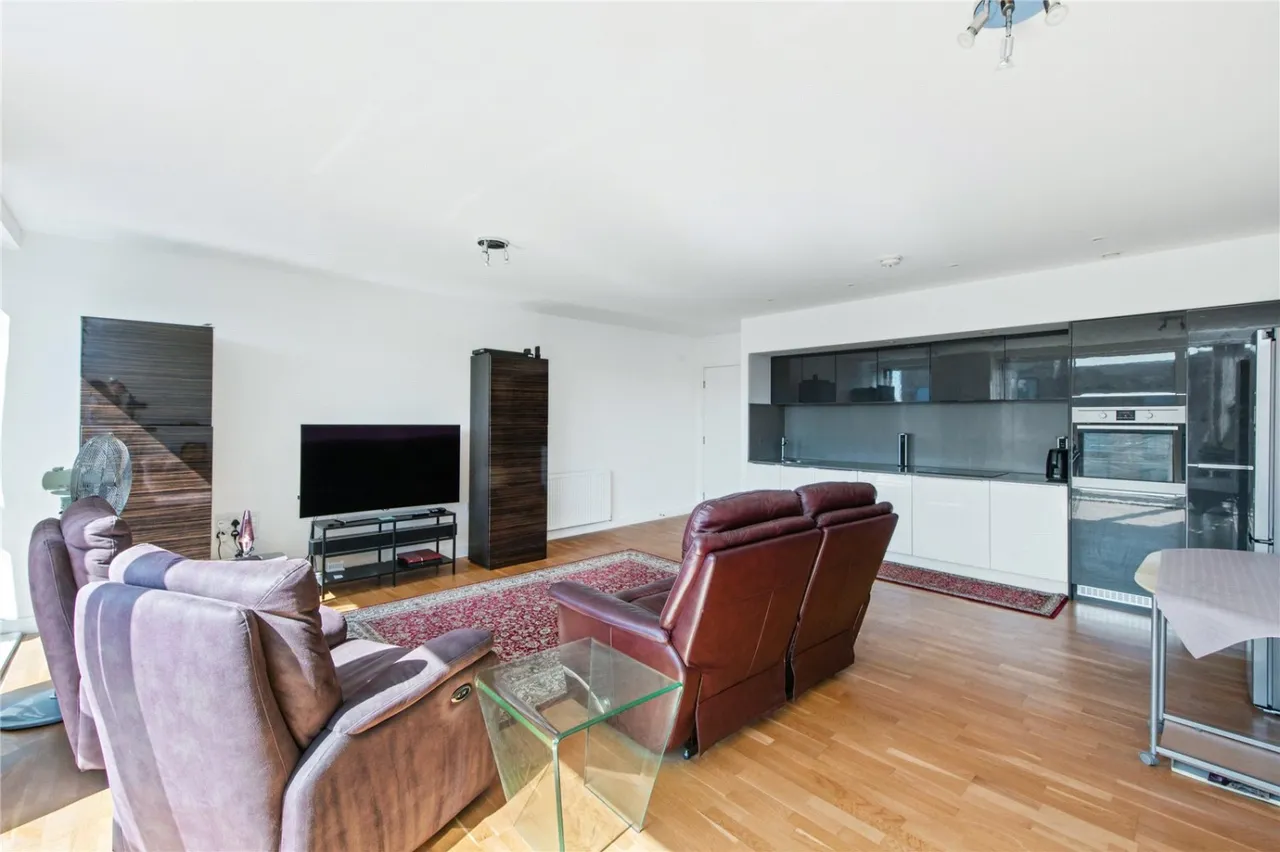 Bathurst Square, London, N15, photo 7