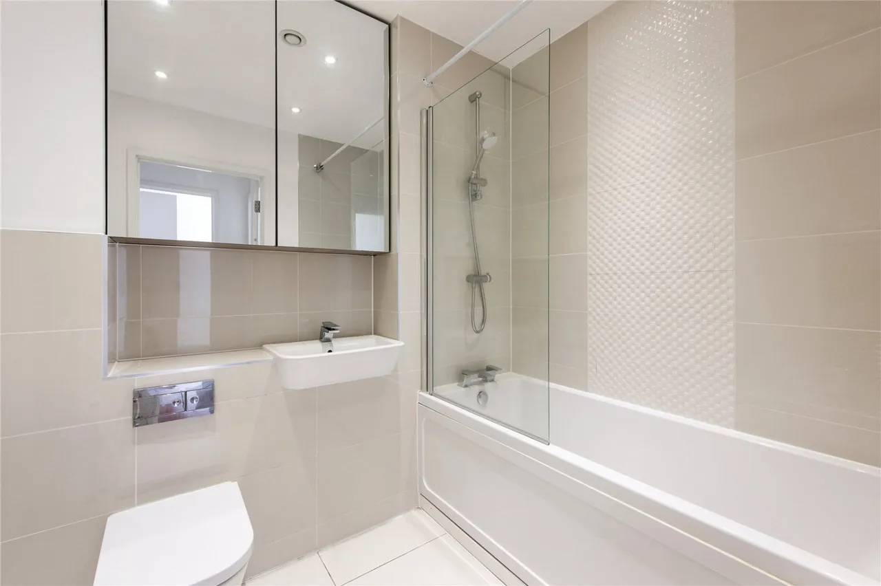 Bathurst Square, London, N15, photo 24