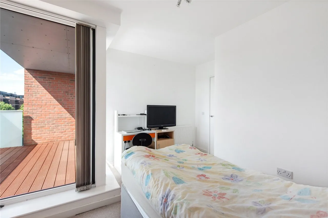 Bathurst Square, London, N15, photo 15