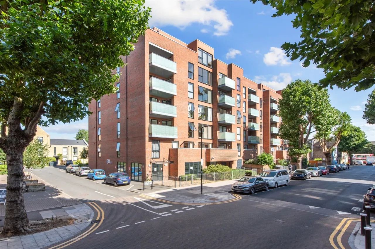 3 bed flat for sale, Bathurst Square, London, N15