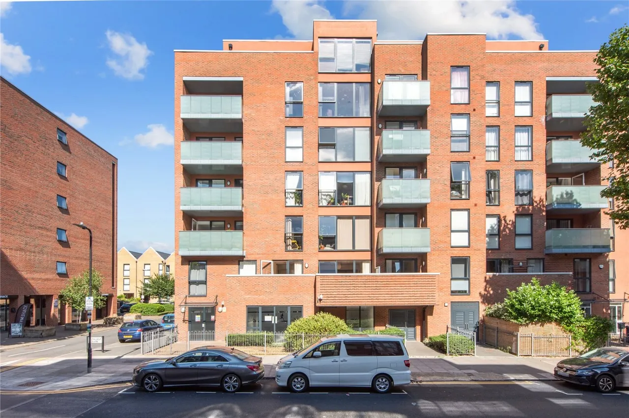 Bathurst Square, London, N15, photo 2