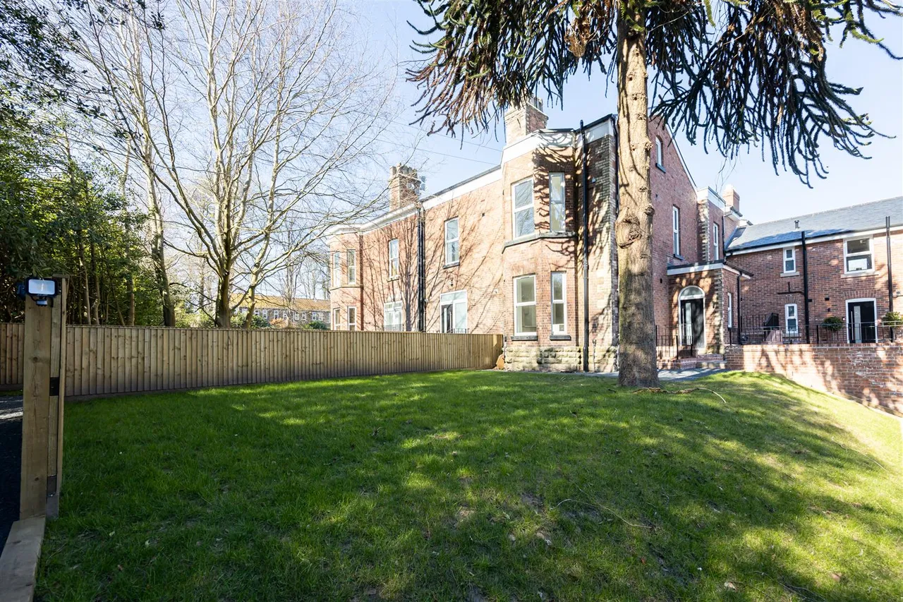 2 bed house to rent, Prestbury Road, Macclesfield, SK10