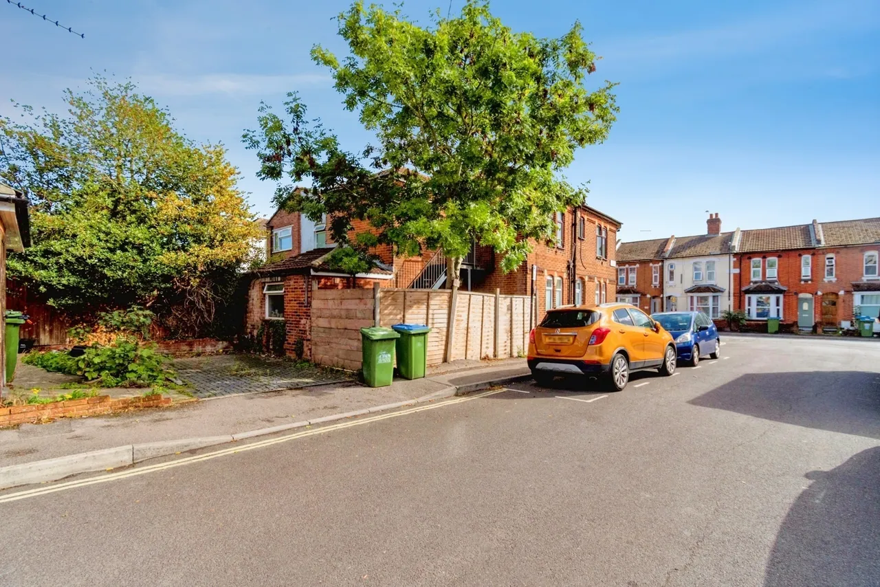 2 bed flat for sale, Milton Road, Southampton, SO15