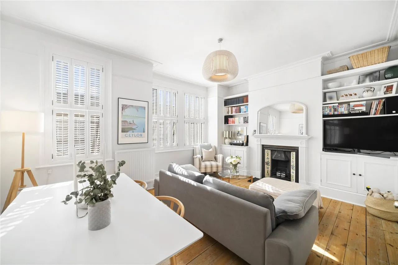 2 bed flat for sale, Loubet Street, London, SW17