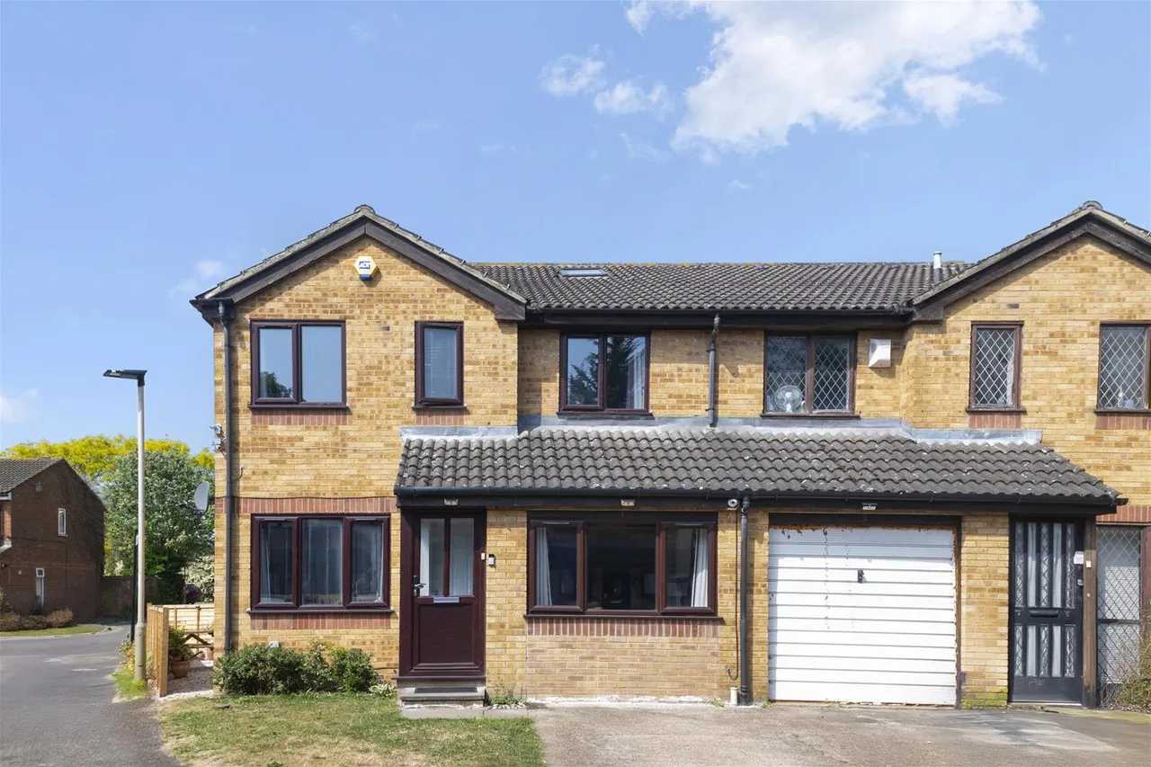 2 bed house for sale — Jessop Avenue, Southall