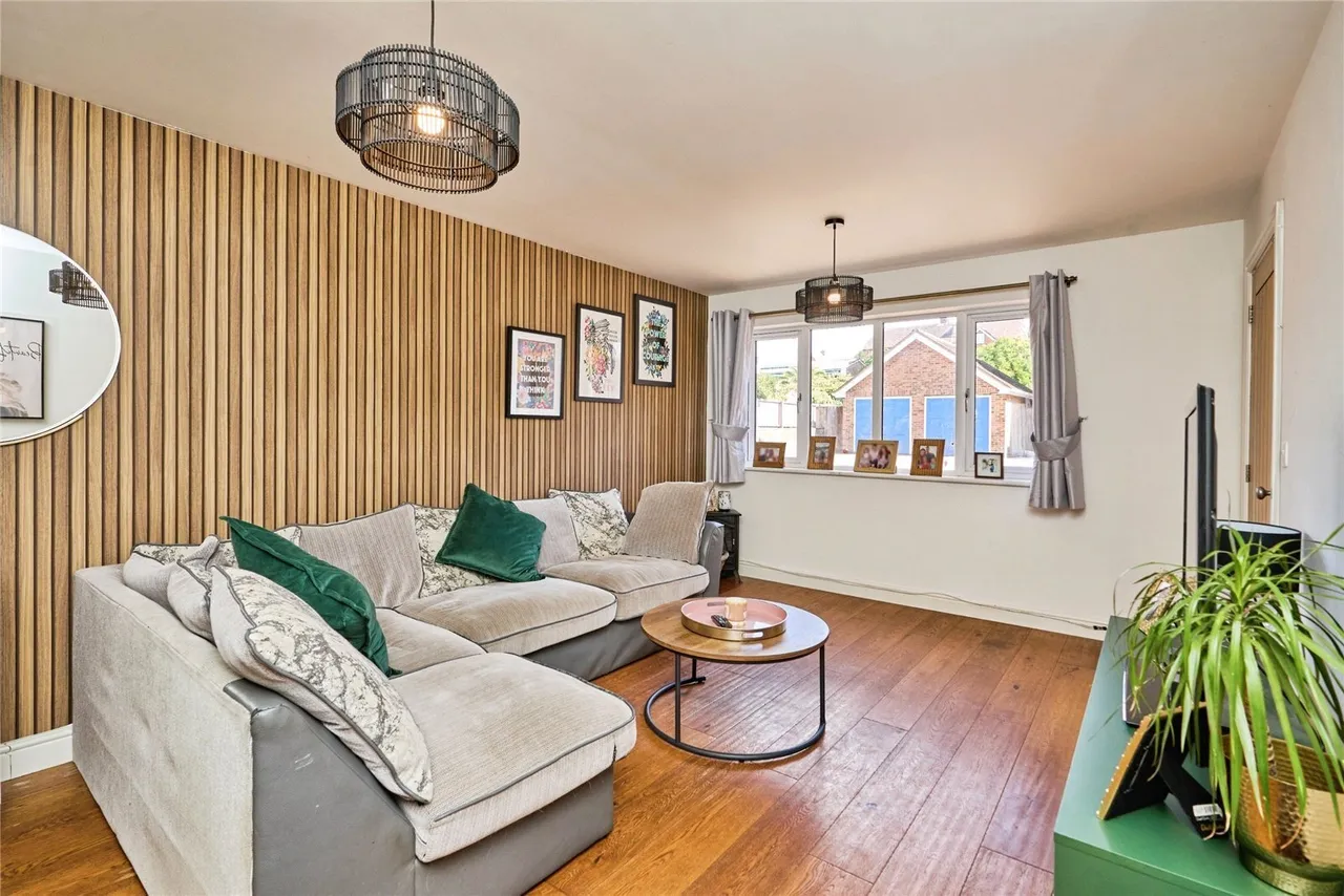 Elmbank Gardens, Sandown, PO36, photo 2