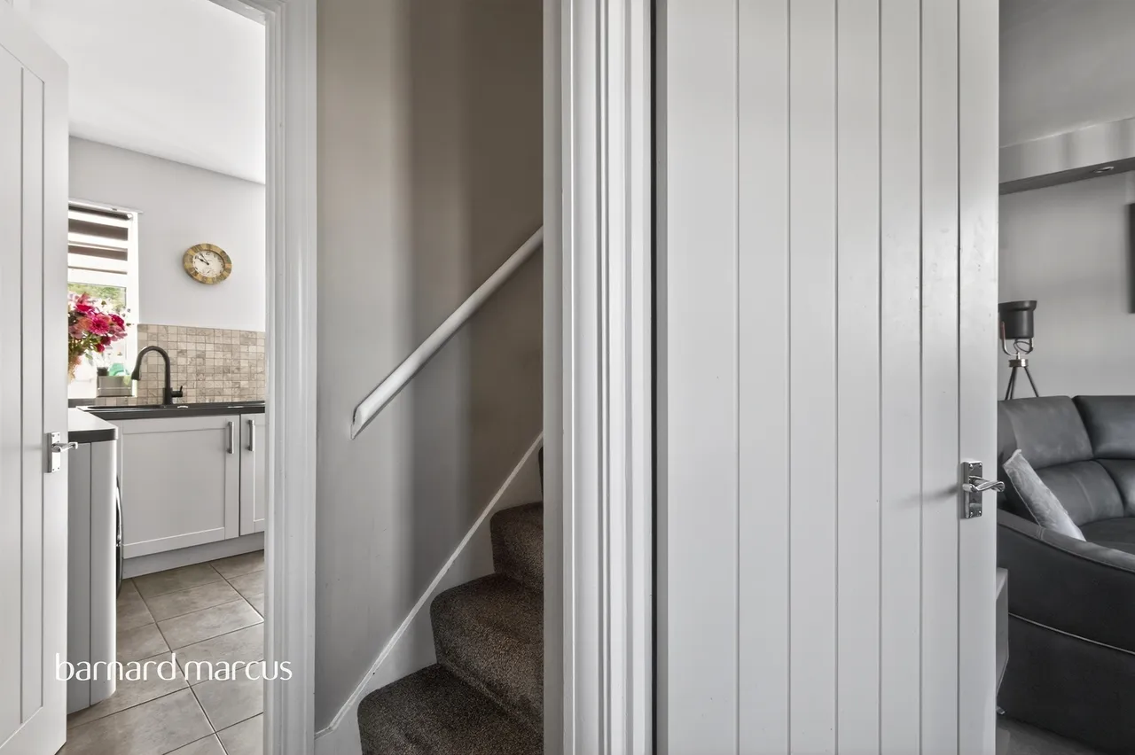 Rollesby Road, Chessington, KT9, photo 13
