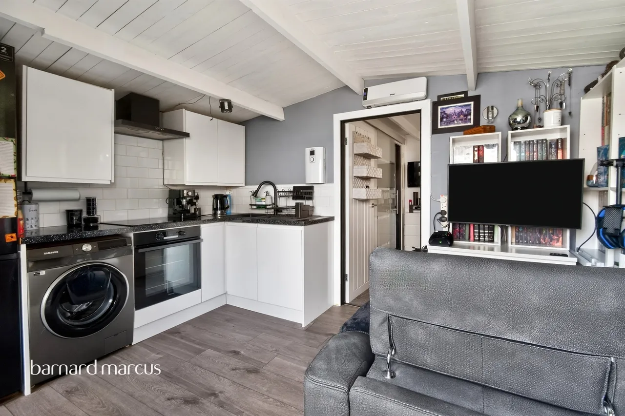 Rollesby Road, Chessington, KT9, photo 4