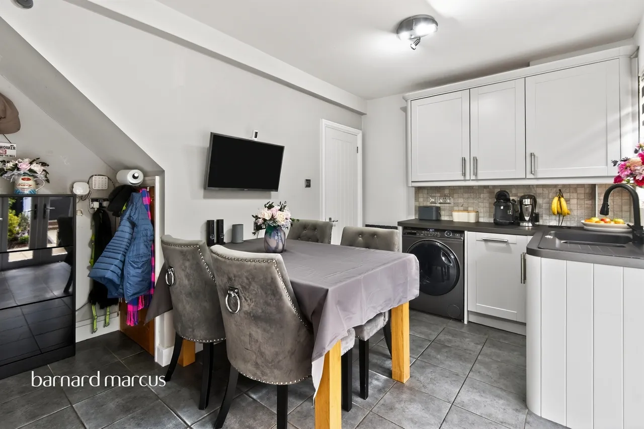 Rollesby Road, Chessington, KT9, photo 11
