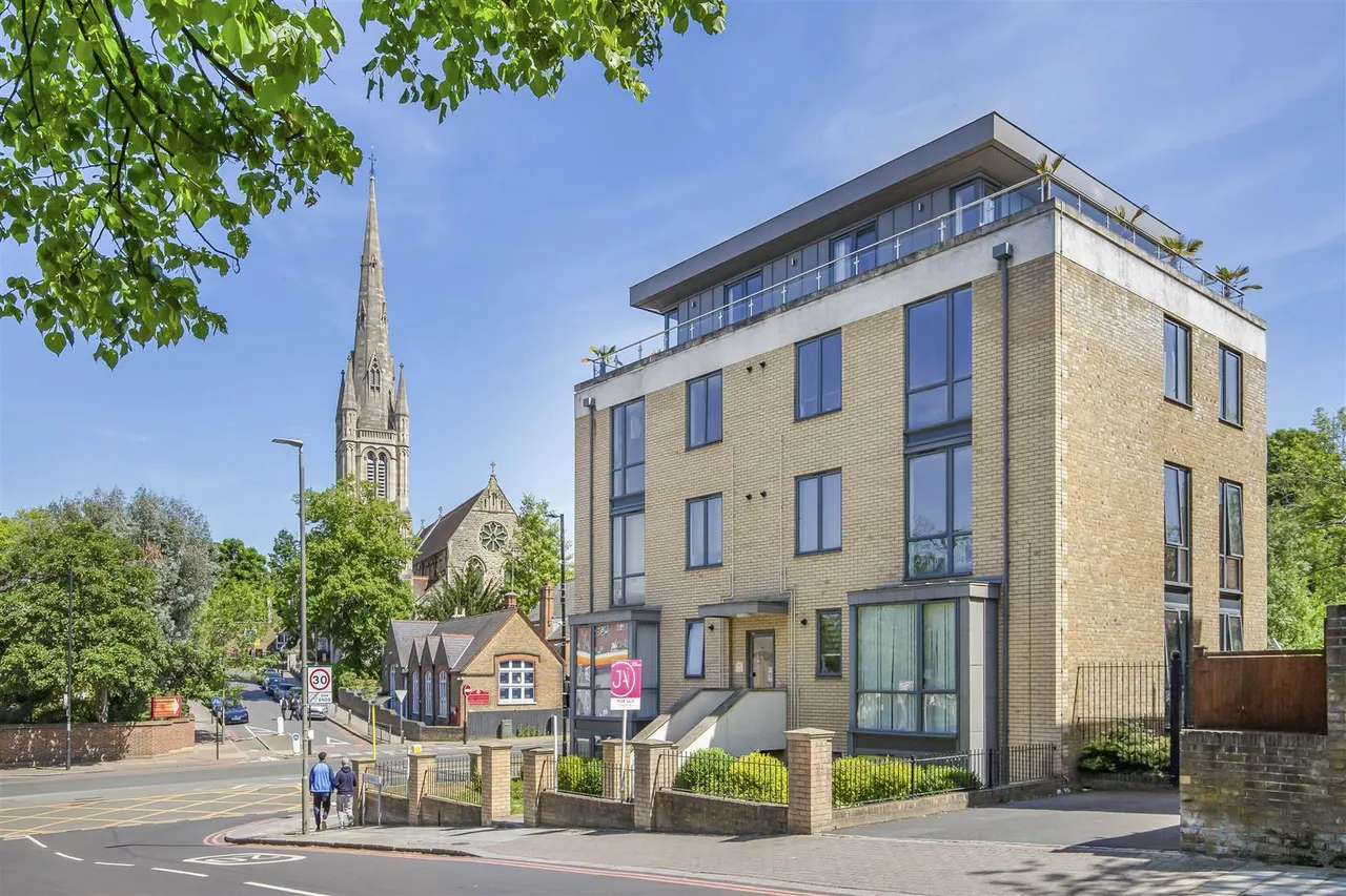 2 bed flat for sale, Alton Road, London, SW15